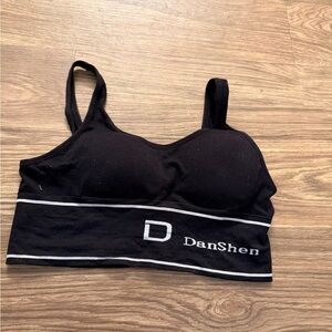 Women’s Black Seamless Sports Bra